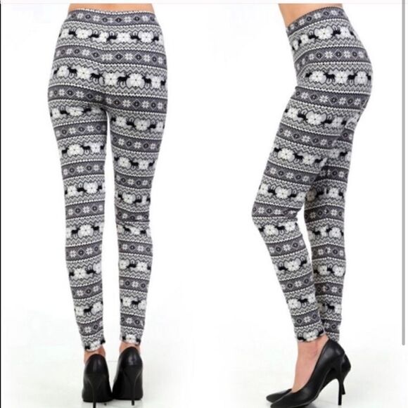 Buyer Rated ⭐️⭐️⭐️⭐️⭐️ Super Soft Gray Winter Patterned Leggins. - Picture 2 of 5